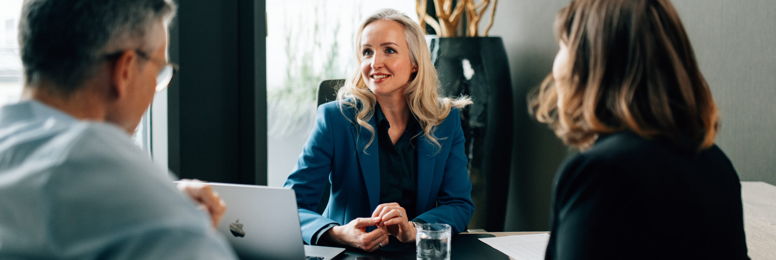 24-02 – Der Personalberater Coach GmbH - Simone Straub - Fotos CEO - Office - Blaues Sakko-3207