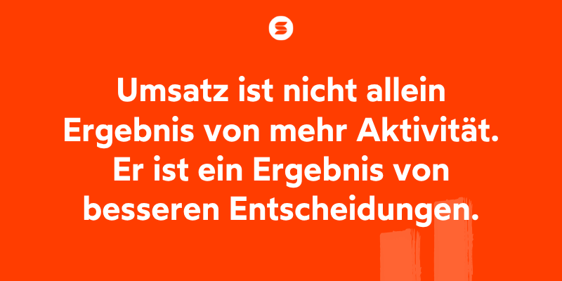 Bild mit Zitat von Simone Straub: Umsatz ist nicht allein Ergebnis von mehr Aktivität. Er ist ein Ergebnis von besseren Entscheidungen.