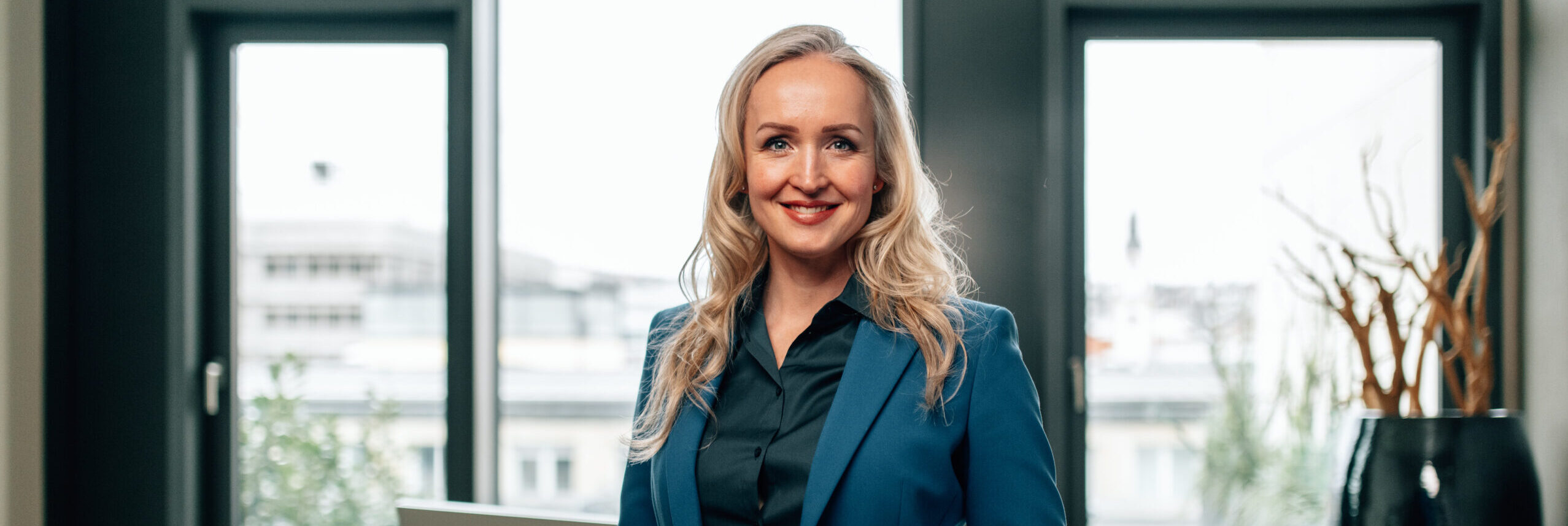 24-02 – Der Personalberater Coach GmbH - Simone Straub - Fotos CEO - Office - Blaues Sakko-3189