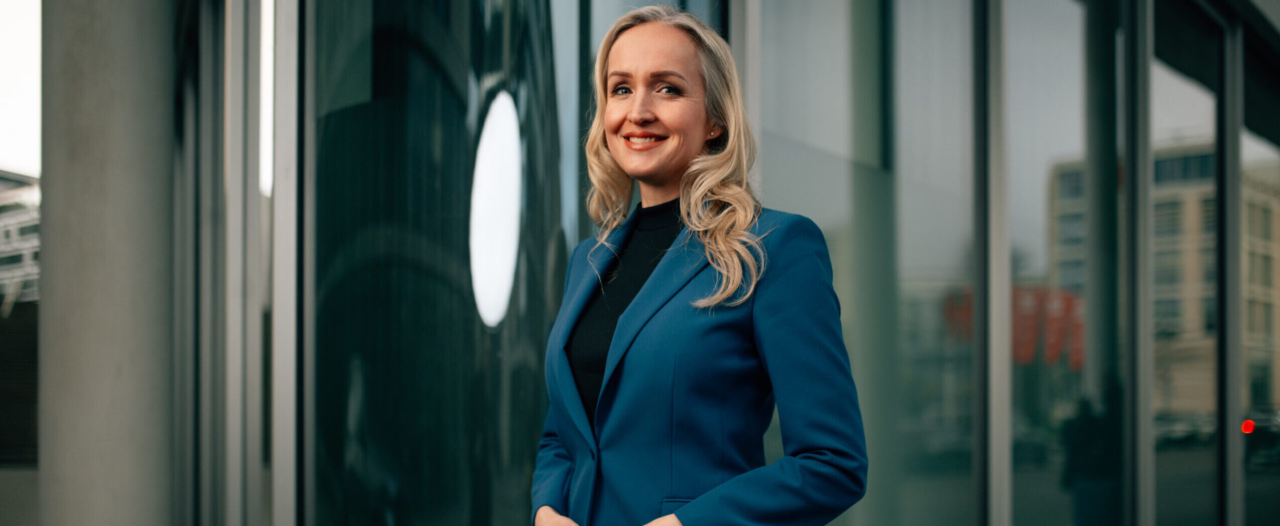 24-02 – Der Personalberater Coach GmbH - Simone Straub - Fotos CEO - Office - Outdoor Lifestyle-7862